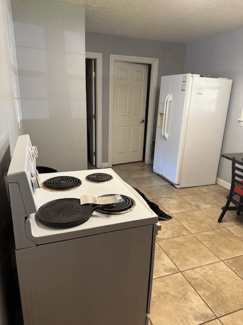 Hobbs House: 1828 N Breckon Drive