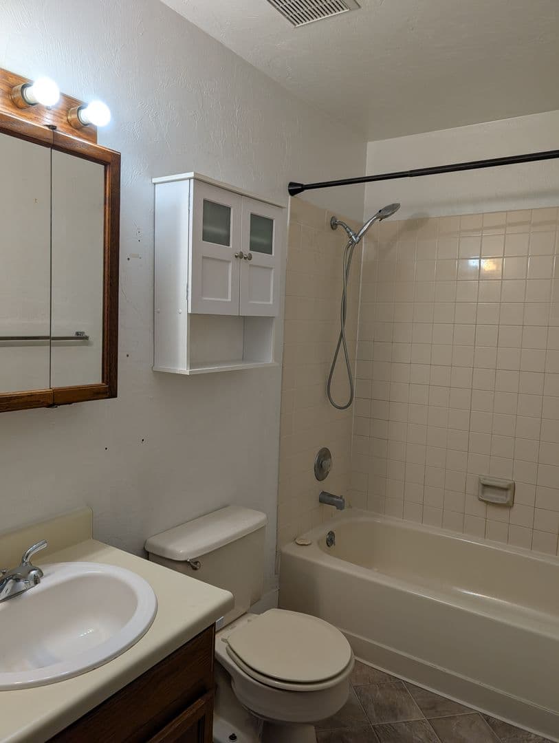 Fairbanks Apartment: 1025 27th Ave