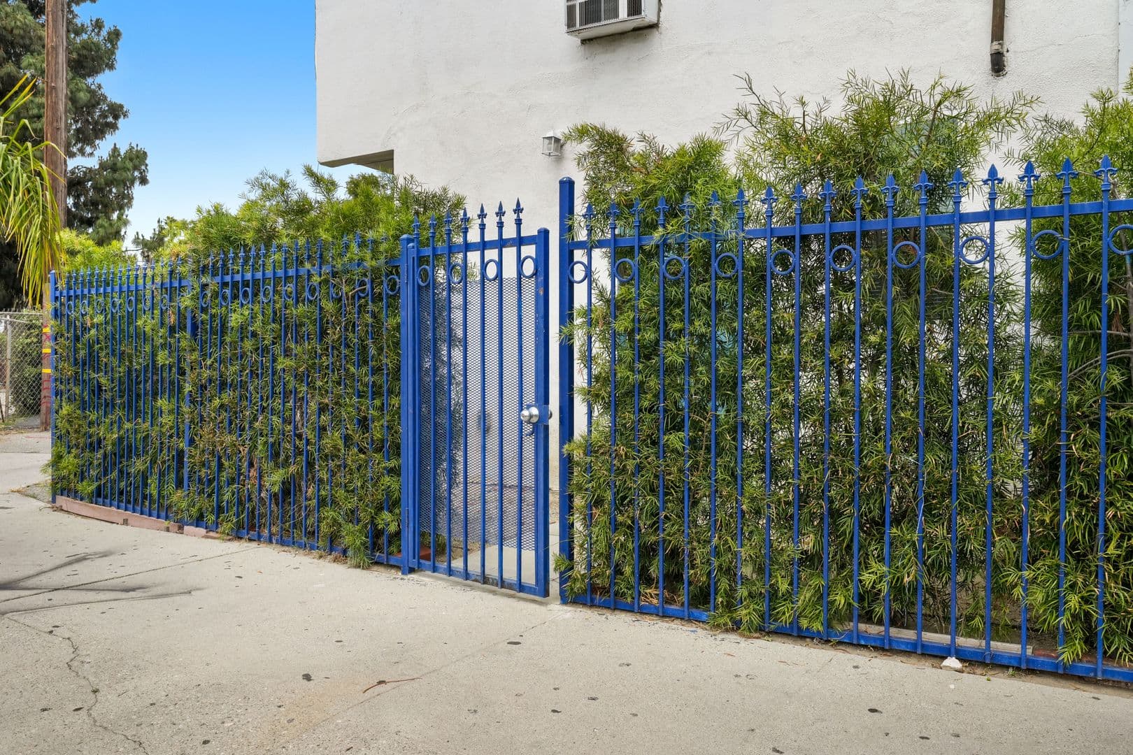 North Hollywood Apartment: 5905 Whitnall Hwy.