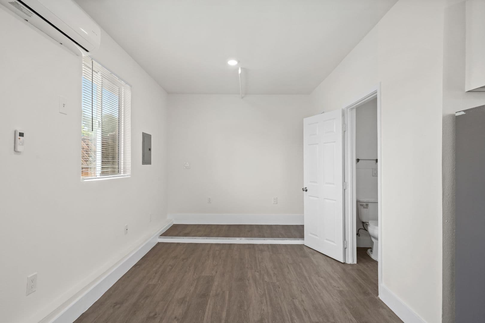 North Hollywood Apartment: 5905 Whitnall Hwy.