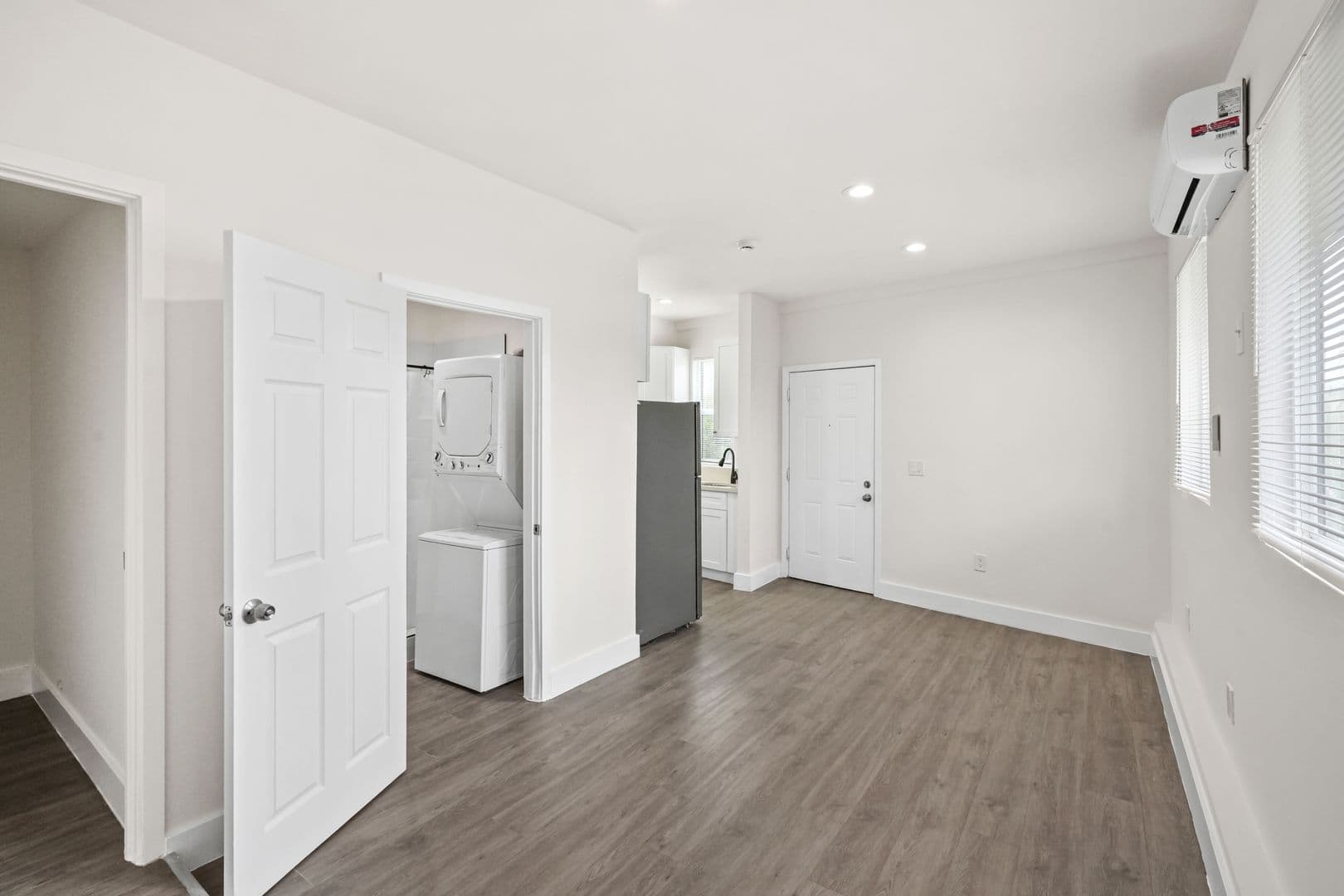 North Hollywood Apartment: 5905 Whitnall Hwy.