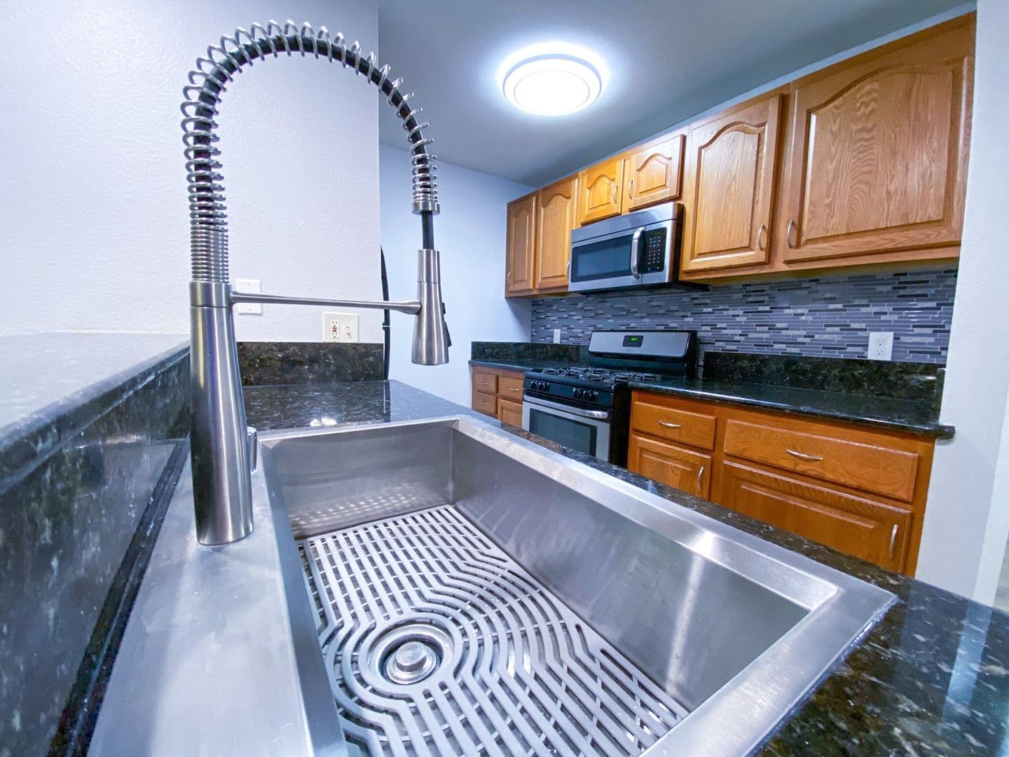 North Hollywood Apartment: 5513 Fulcher Avenue