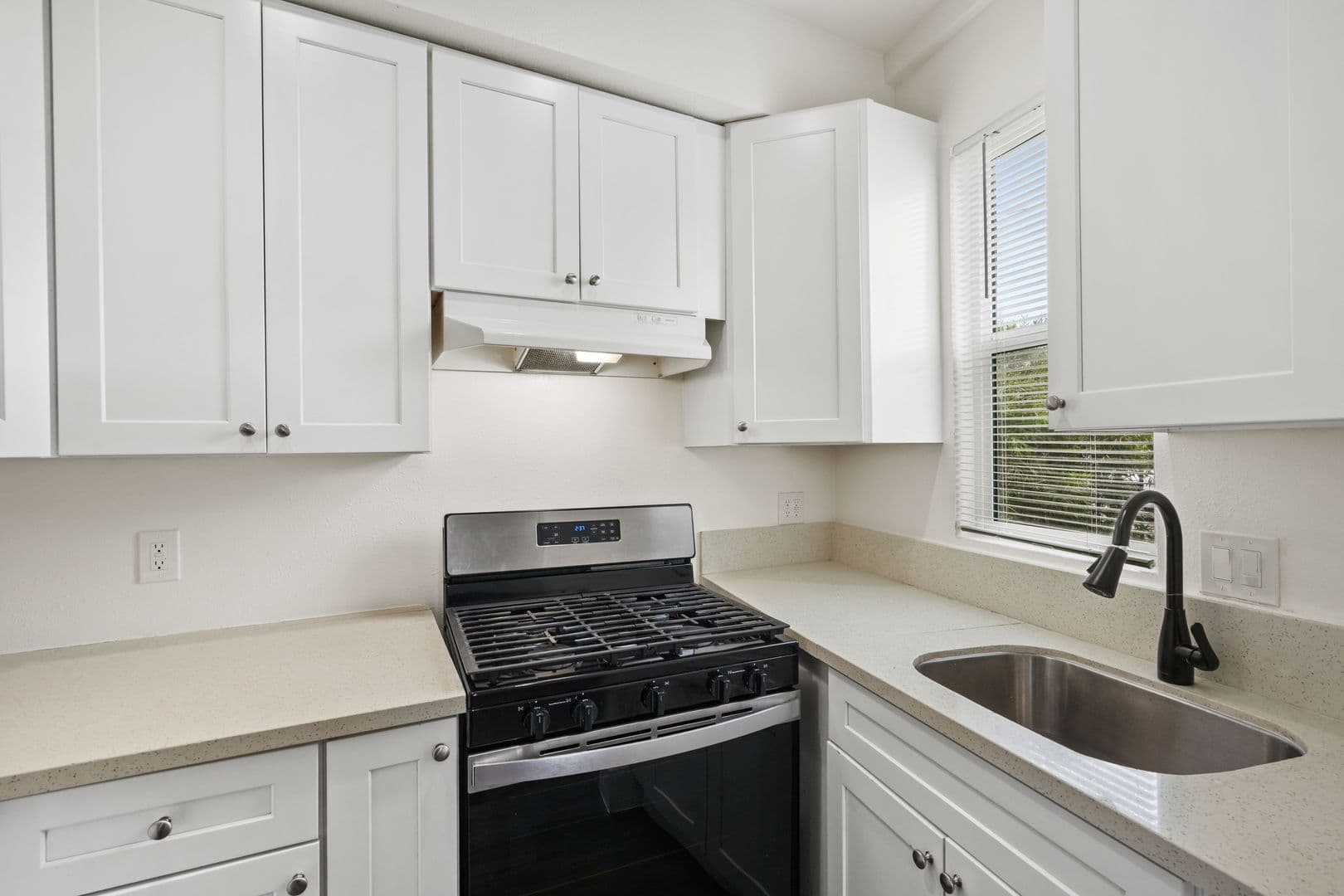 North Hollywood Apartment: 5905 Whitnall Hwy.