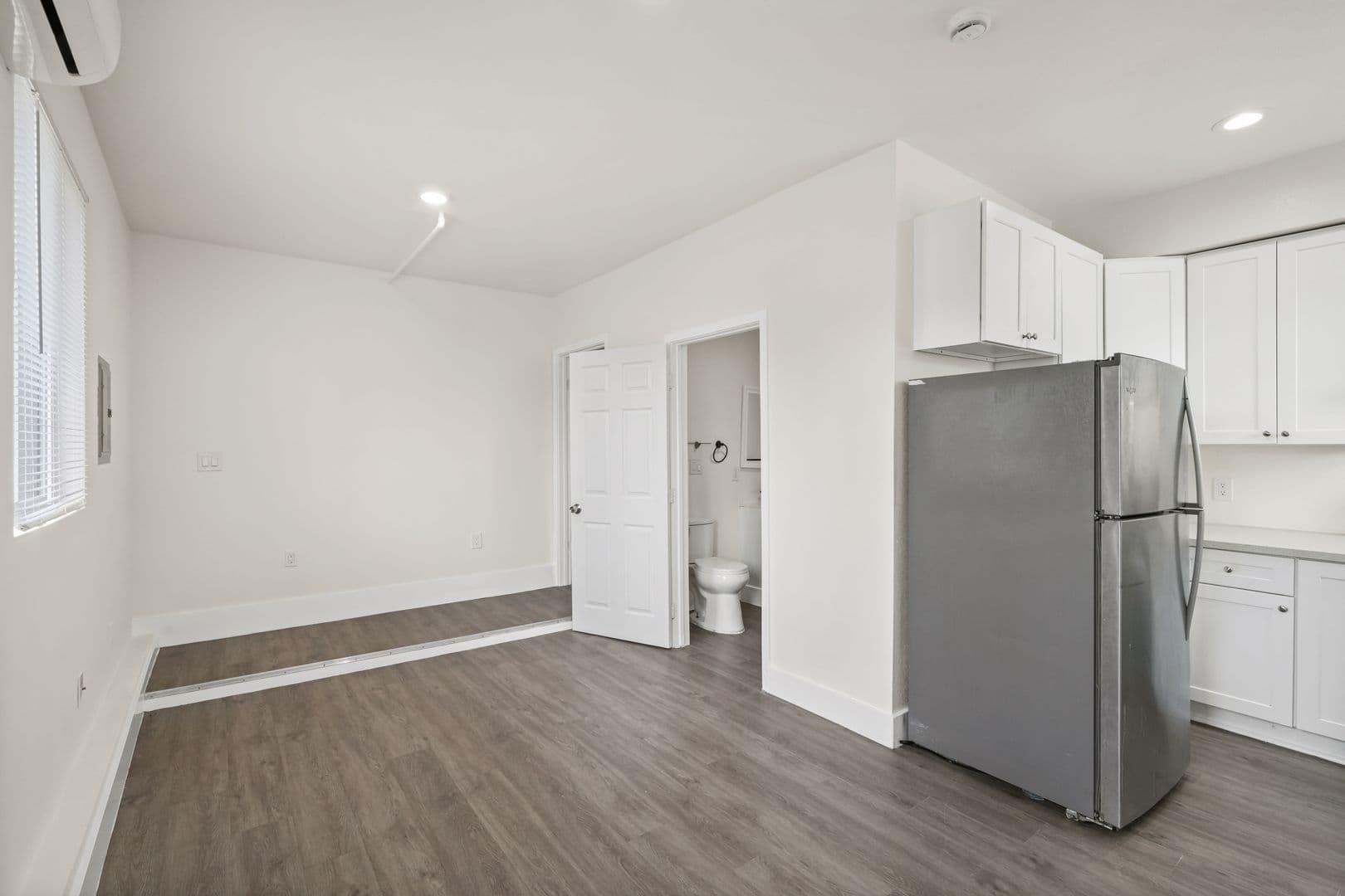 North Hollywood Apartment: 5905 Whitnall Hwy.