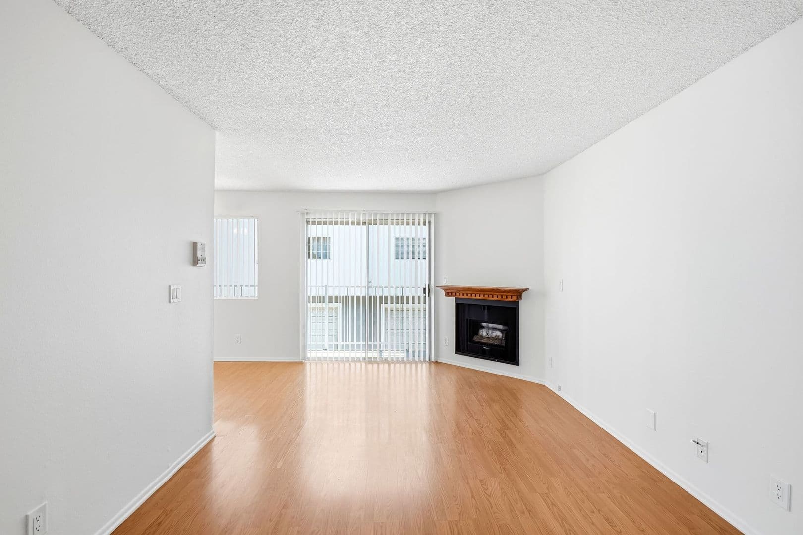 North Hollywood Apartment: 10845 Camarillo Street