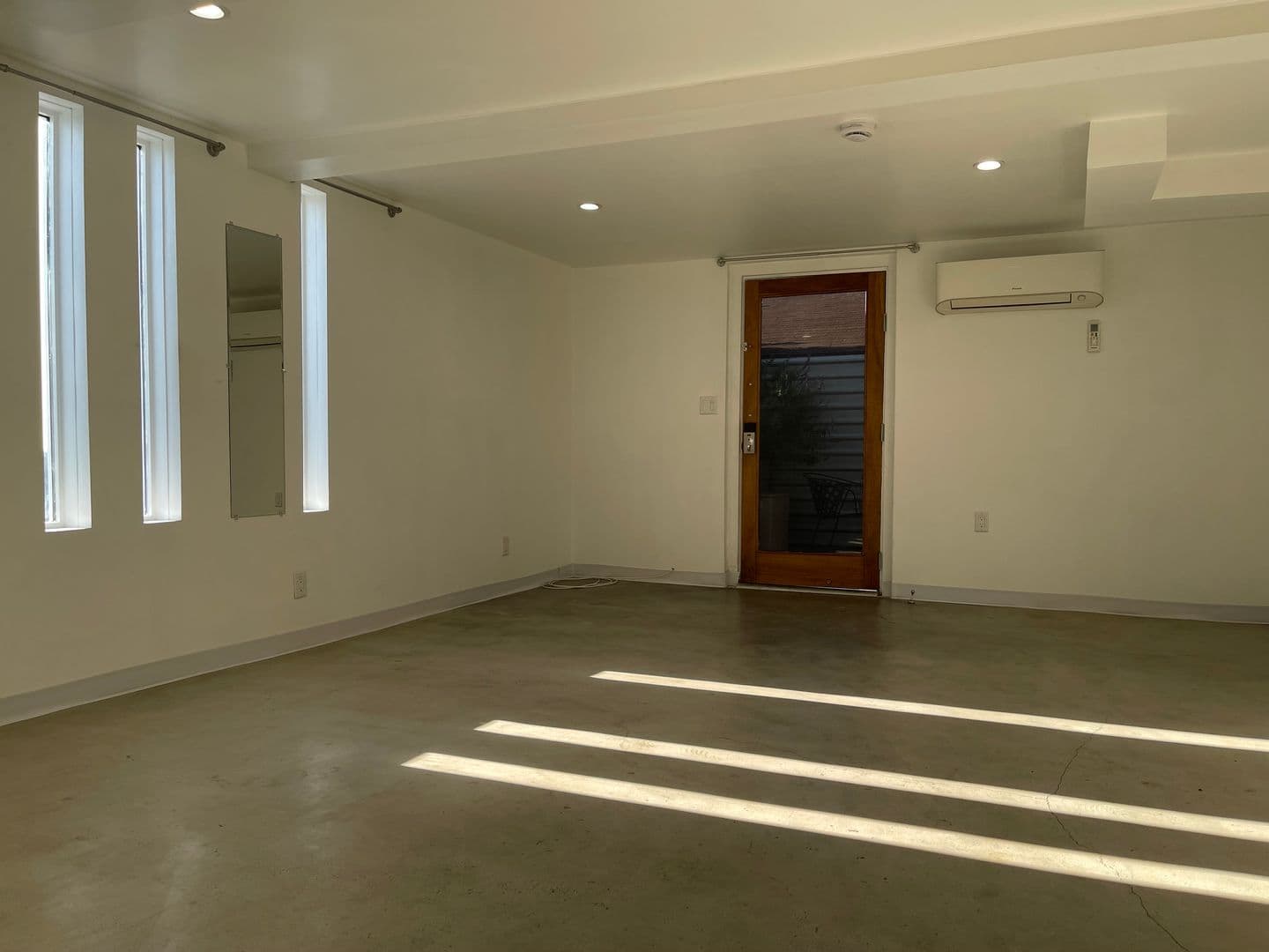 Los Angeles Apartment: 477-479 Nassau Avenue