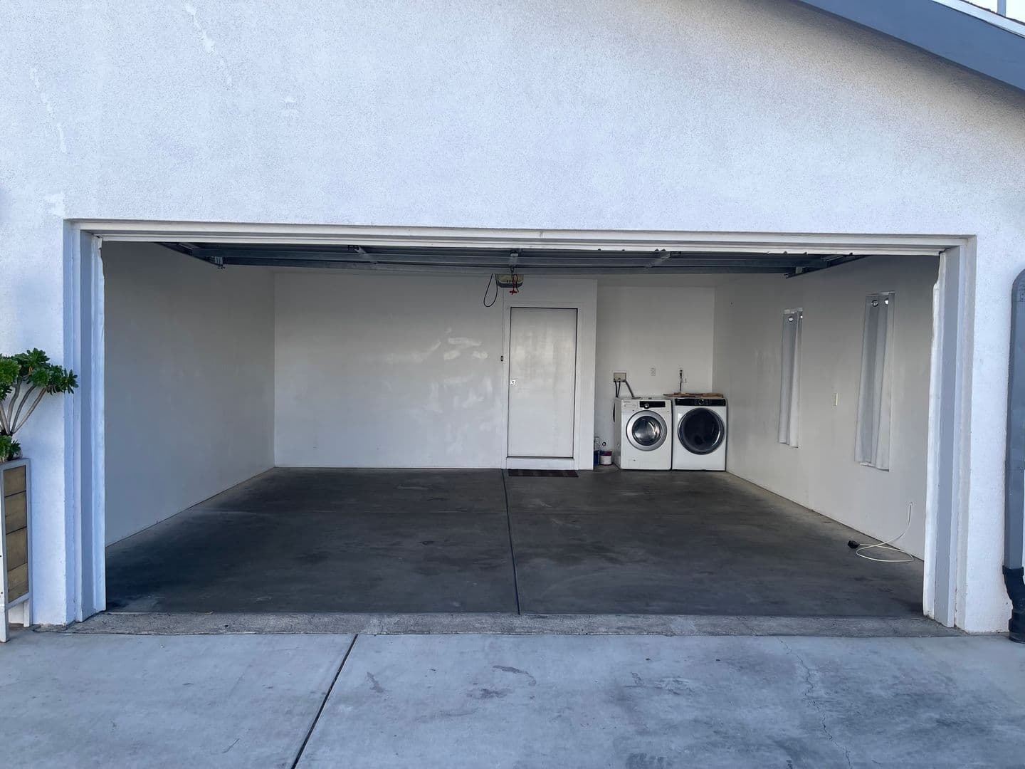 Los Angeles Apartment: 477-479 Nassau Avenue