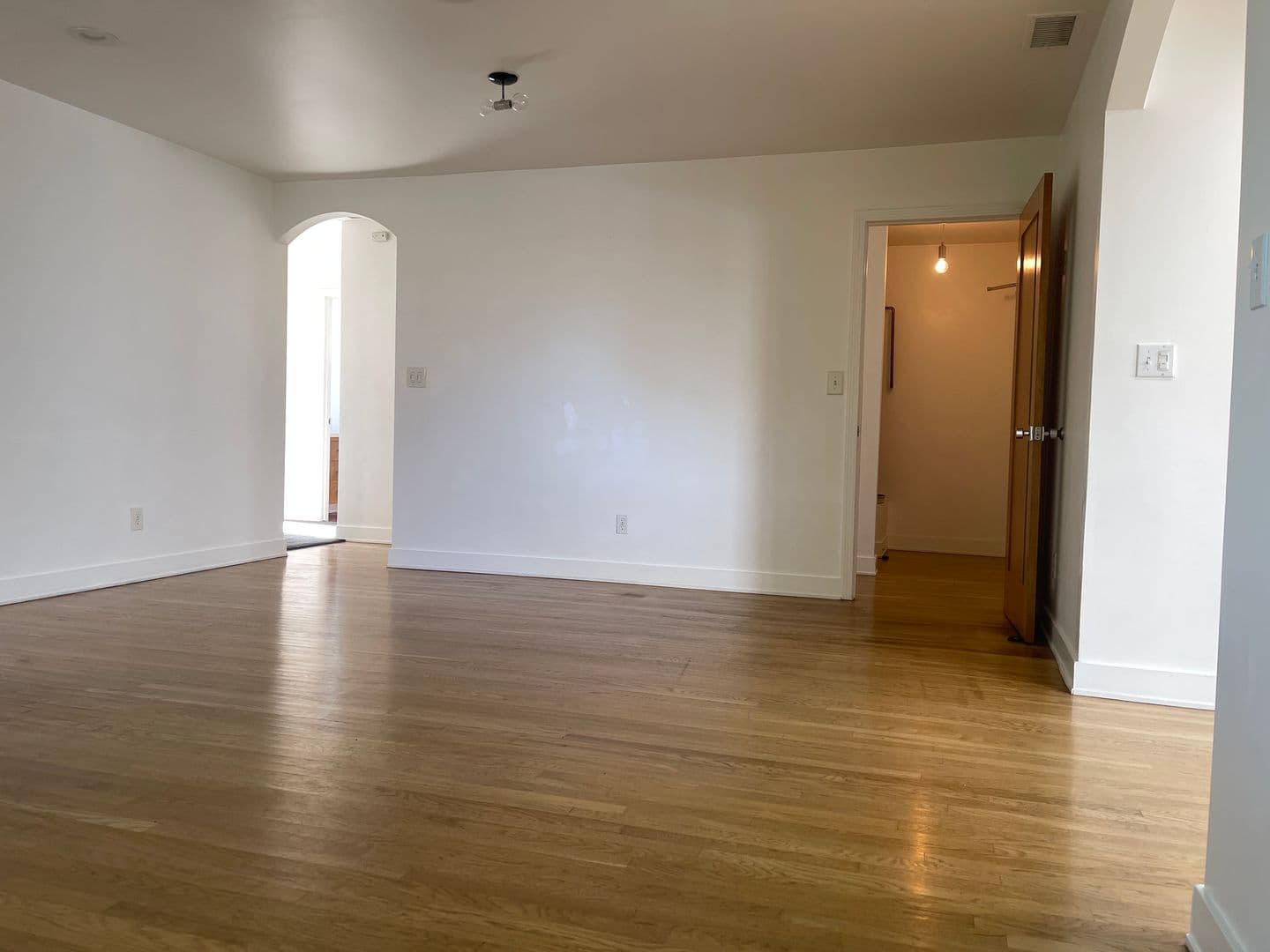 Los Angeles Apartment: 477-479 Nassau Avenue