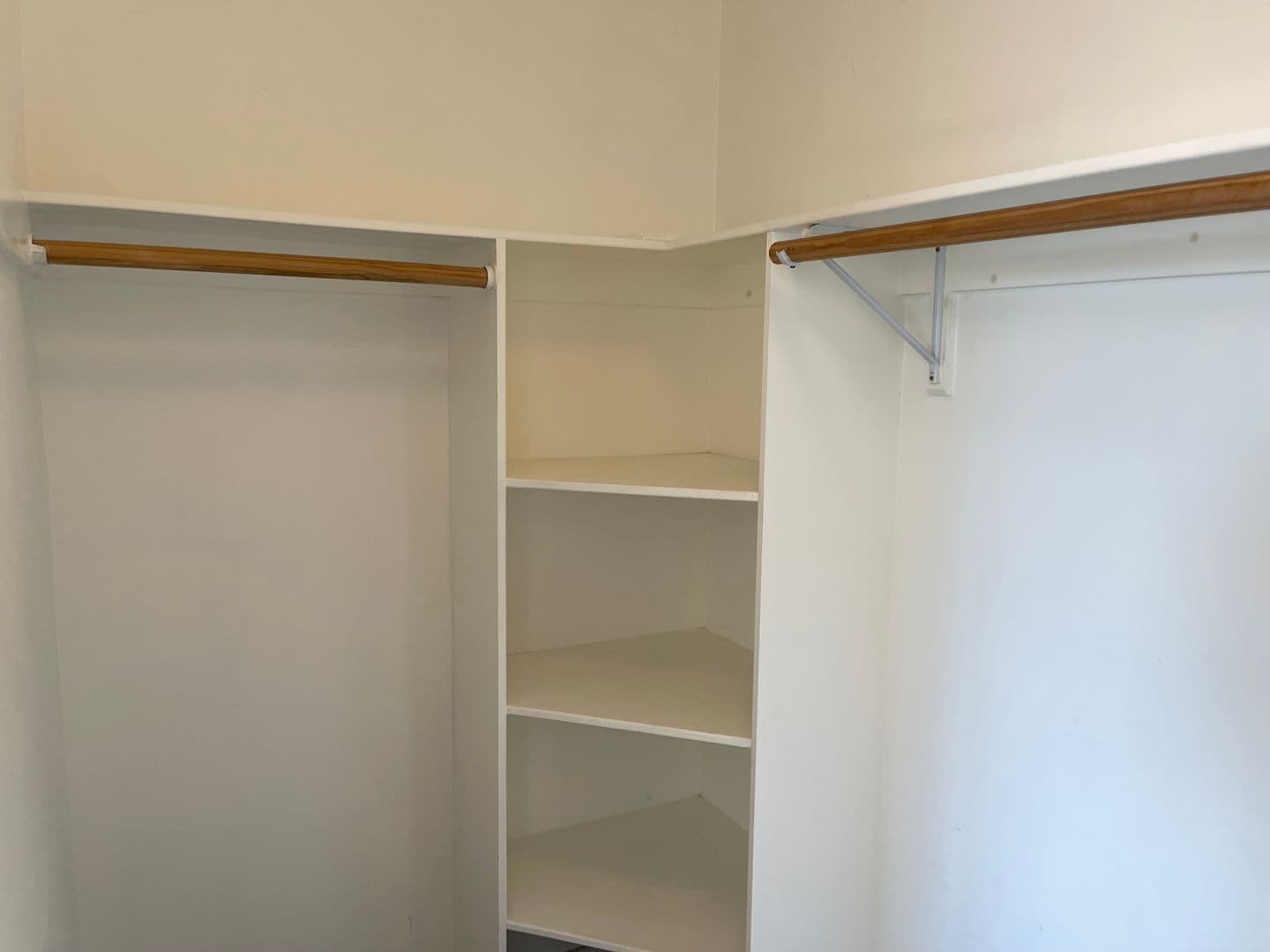 Los Angeles Apartment: 477-479 Nassau Avenue