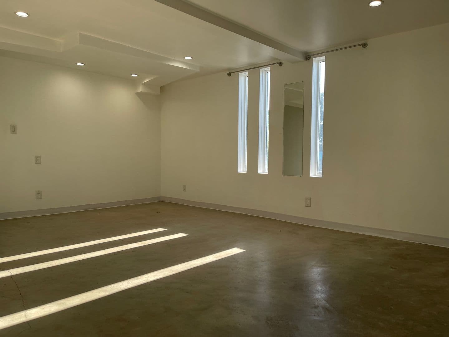 Los Angeles Apartment: 477-479 Nassau Avenue