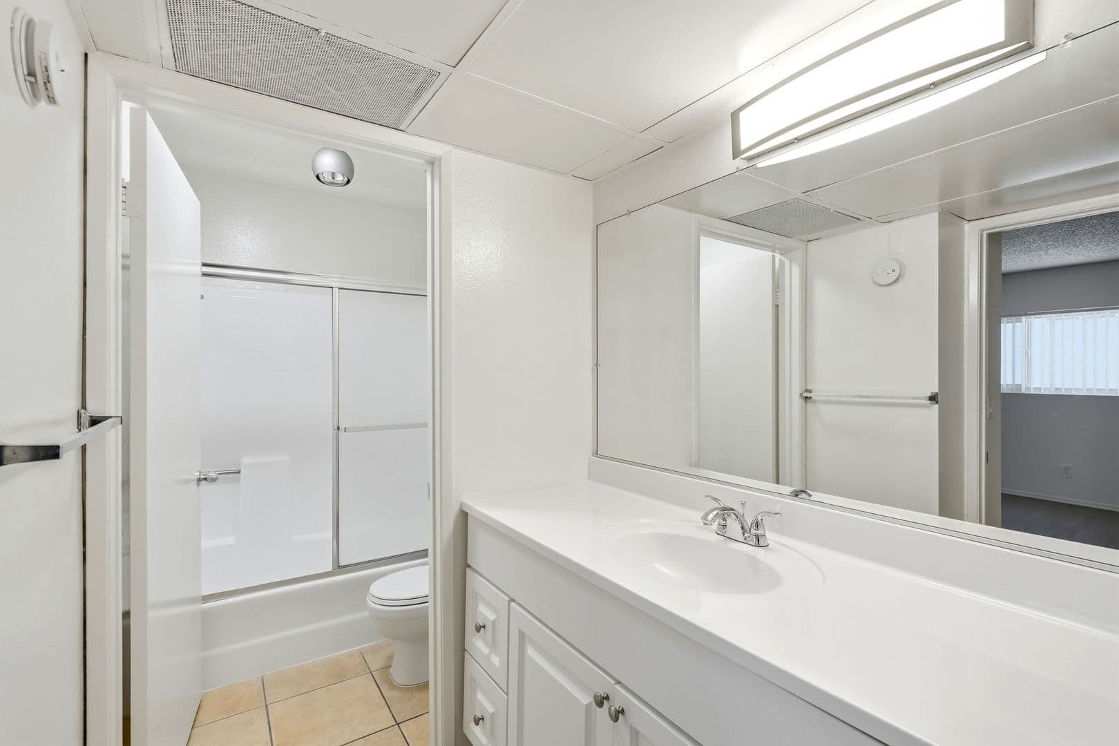 North Hollywood Apartment: 10845 Camarillo Street