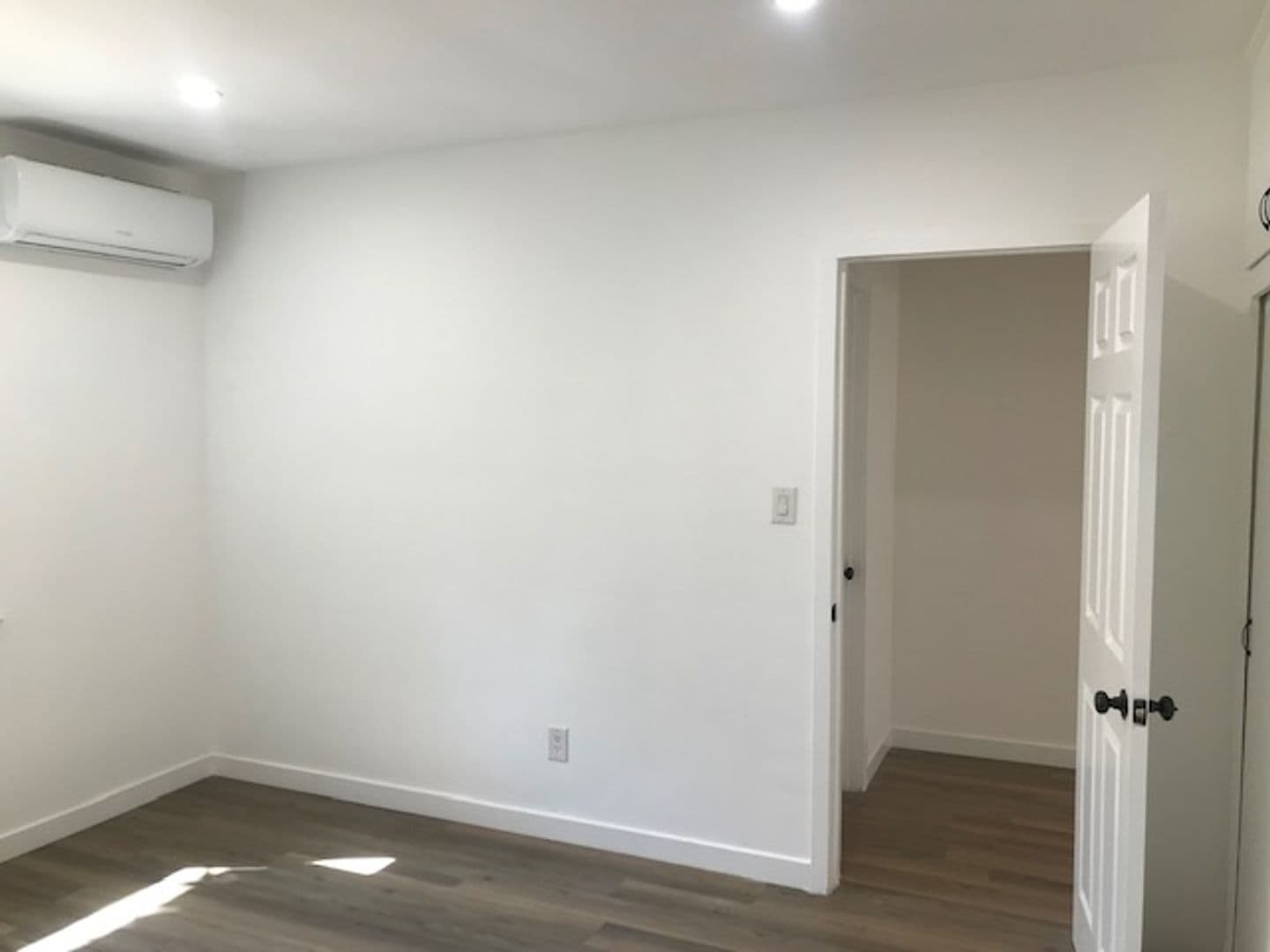 North Hollywood Apartment: 6932-6934 Agnes Avenue