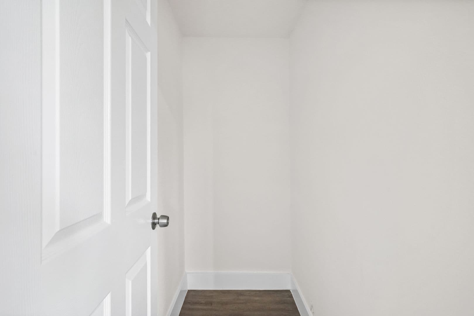 North Hollywood Apartment: 5905 Whitnall Hwy.