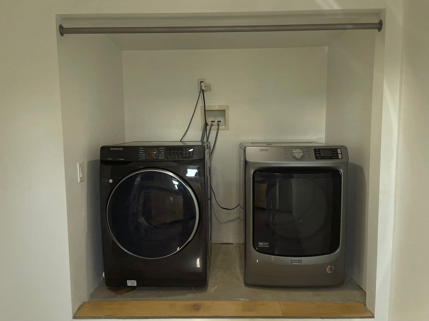 Los Angeles Apartment: 477-479 Nassau Avenue