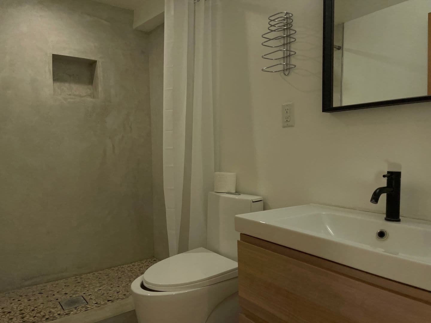 Los Angeles Apartment: 477-479 Nassau Avenue