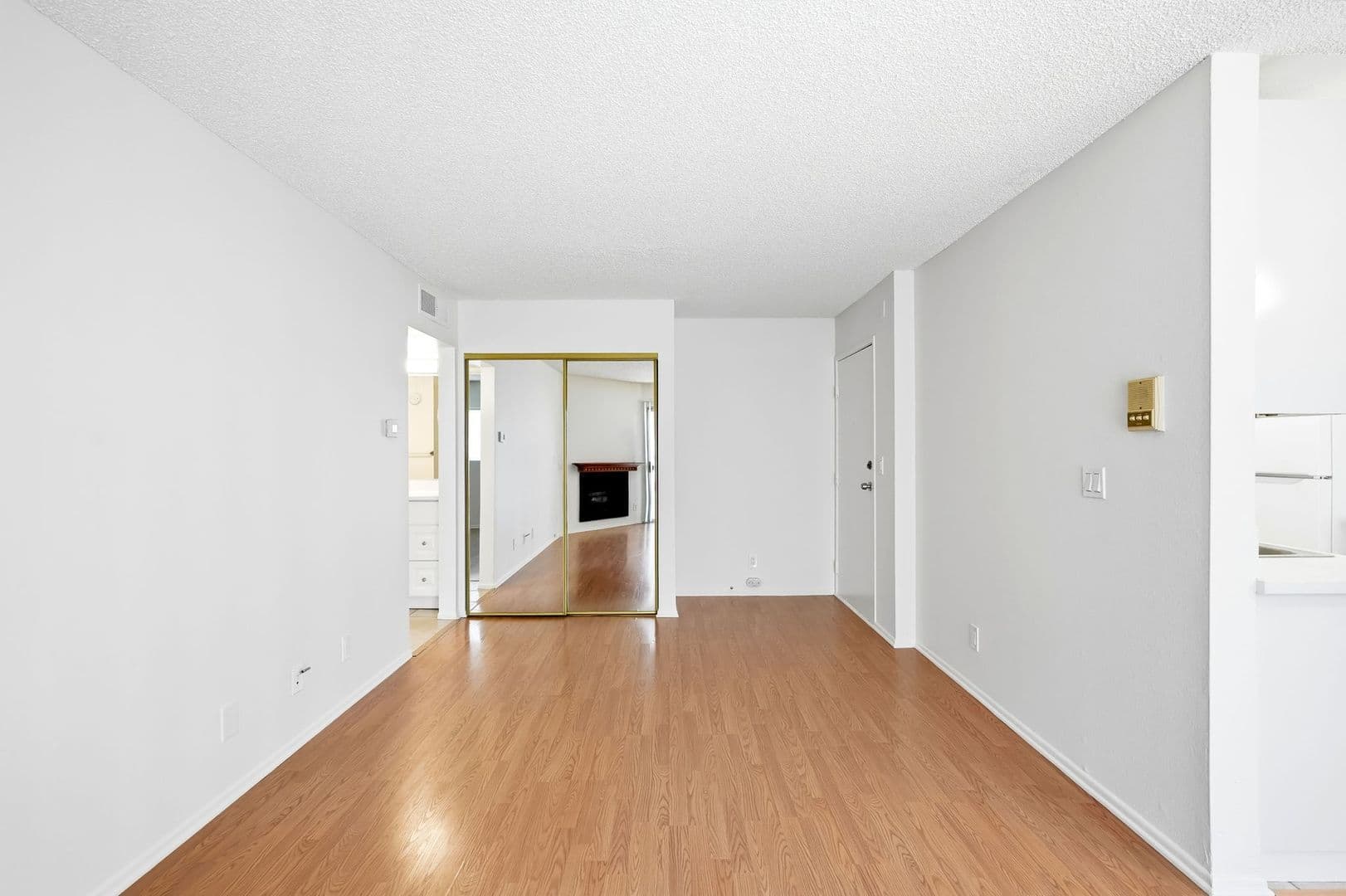 North Hollywood Apartment: 10845 Camarillo Street