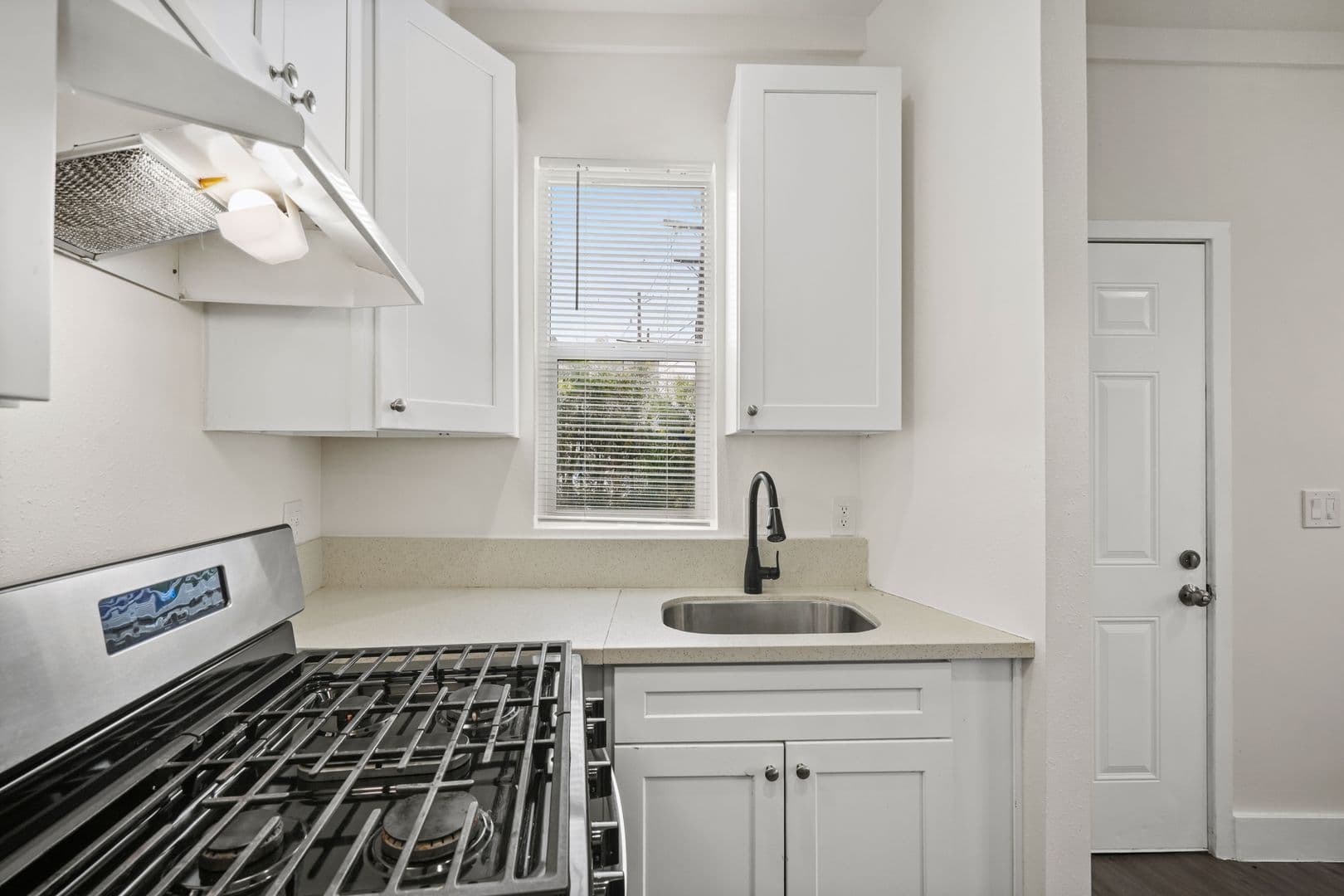 North Hollywood Apartment: 5905 Whitnall Hwy.