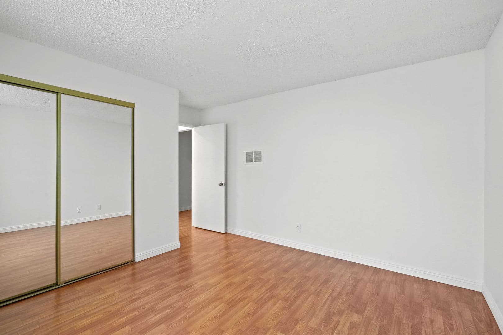 North Hollywood Apartment: 12603 Oxnard Street