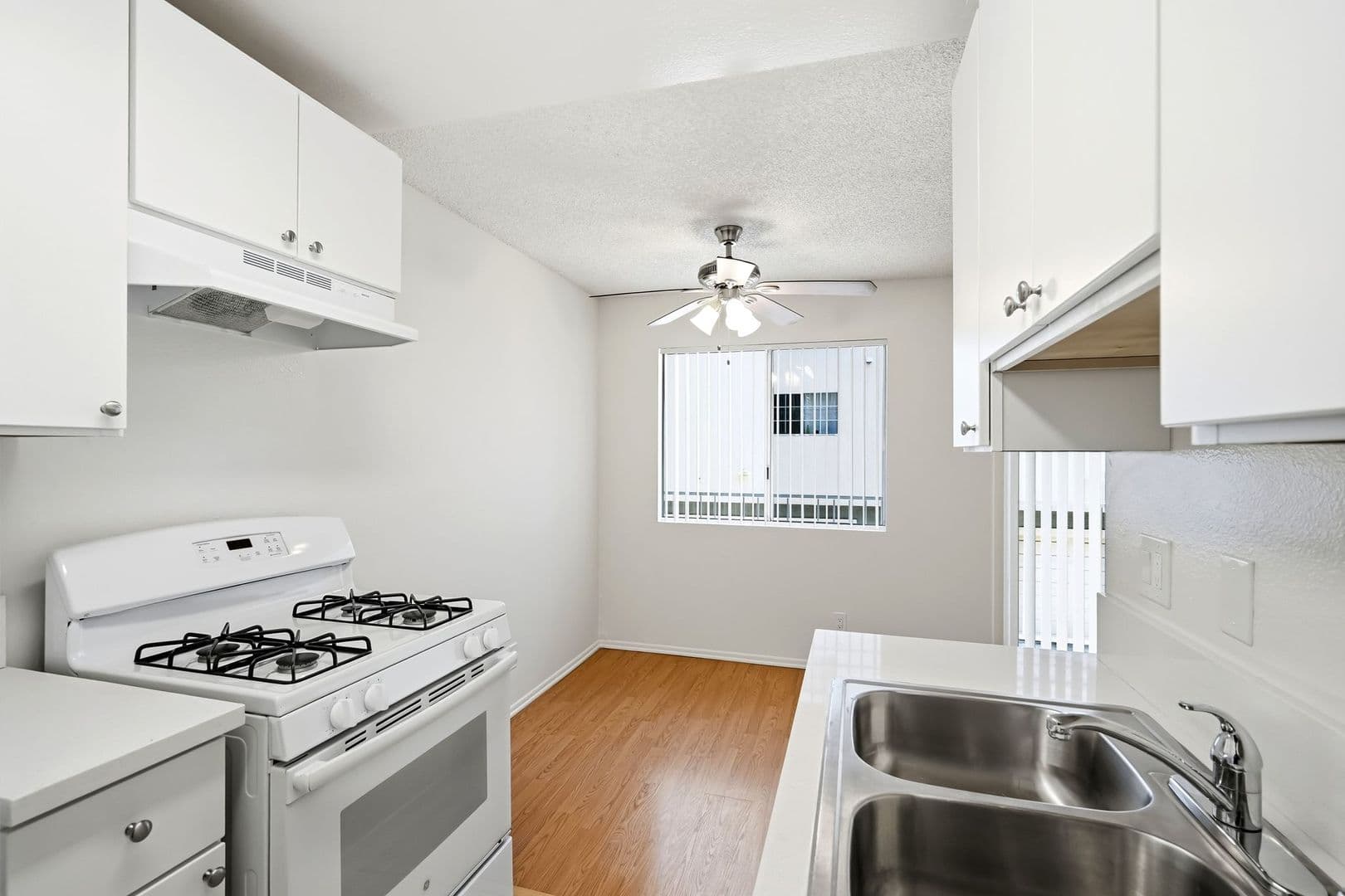 North Hollywood Apartment: 10845 Camarillo Street