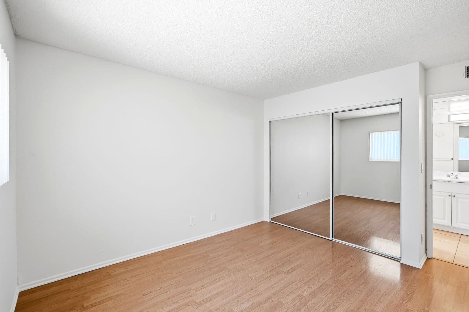 North Hollywood Apartment: 10845 Camarillo Street