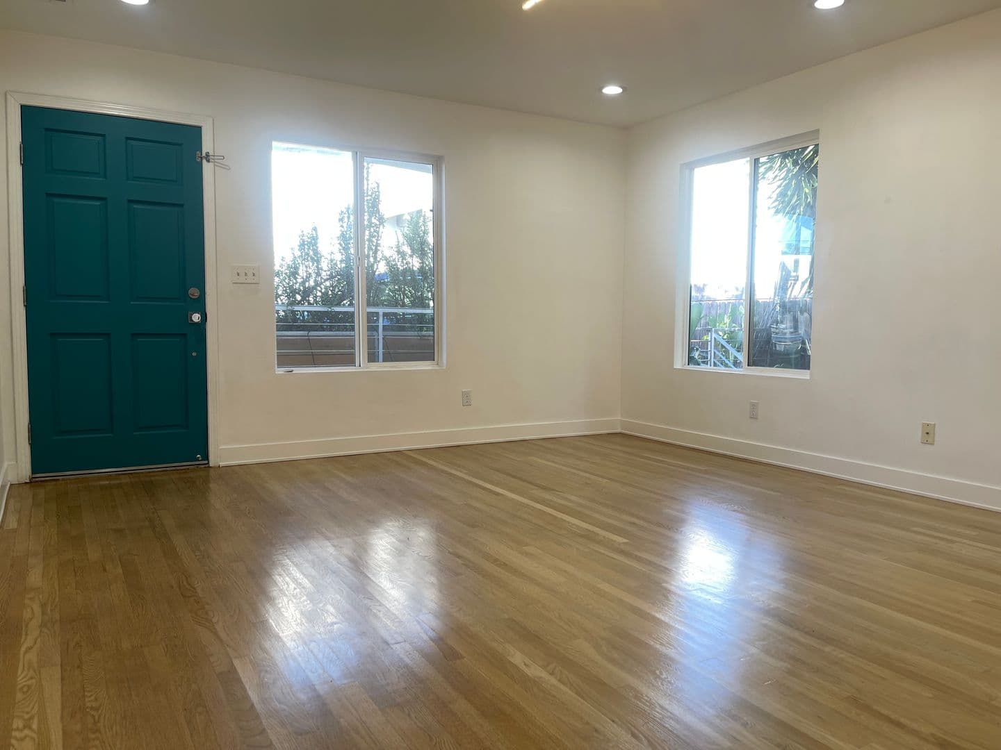 Los Angeles Apartment: 477-479 Nassau Avenue