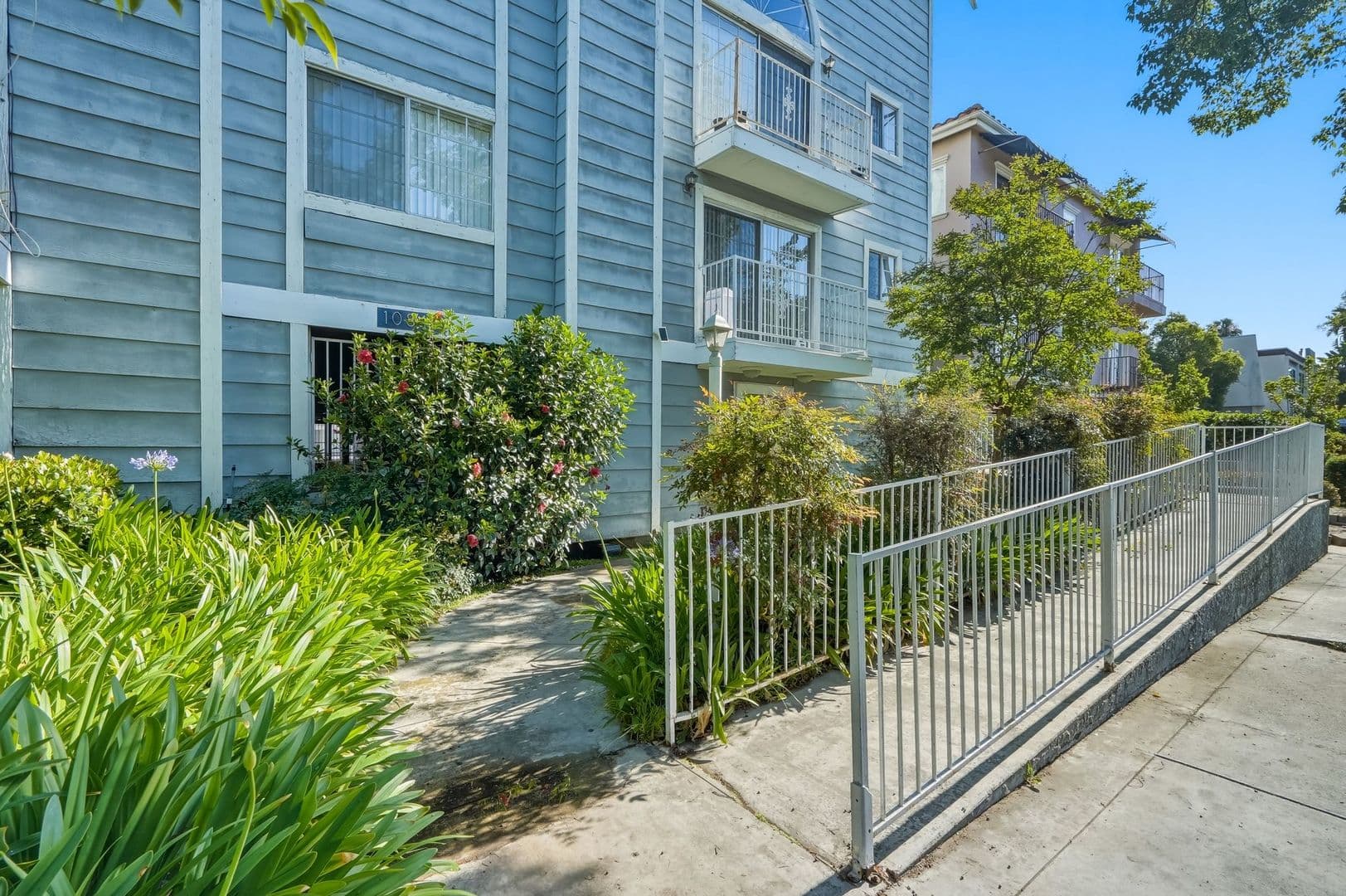 North Hollywood Apartment: 10845 Camarillo Street