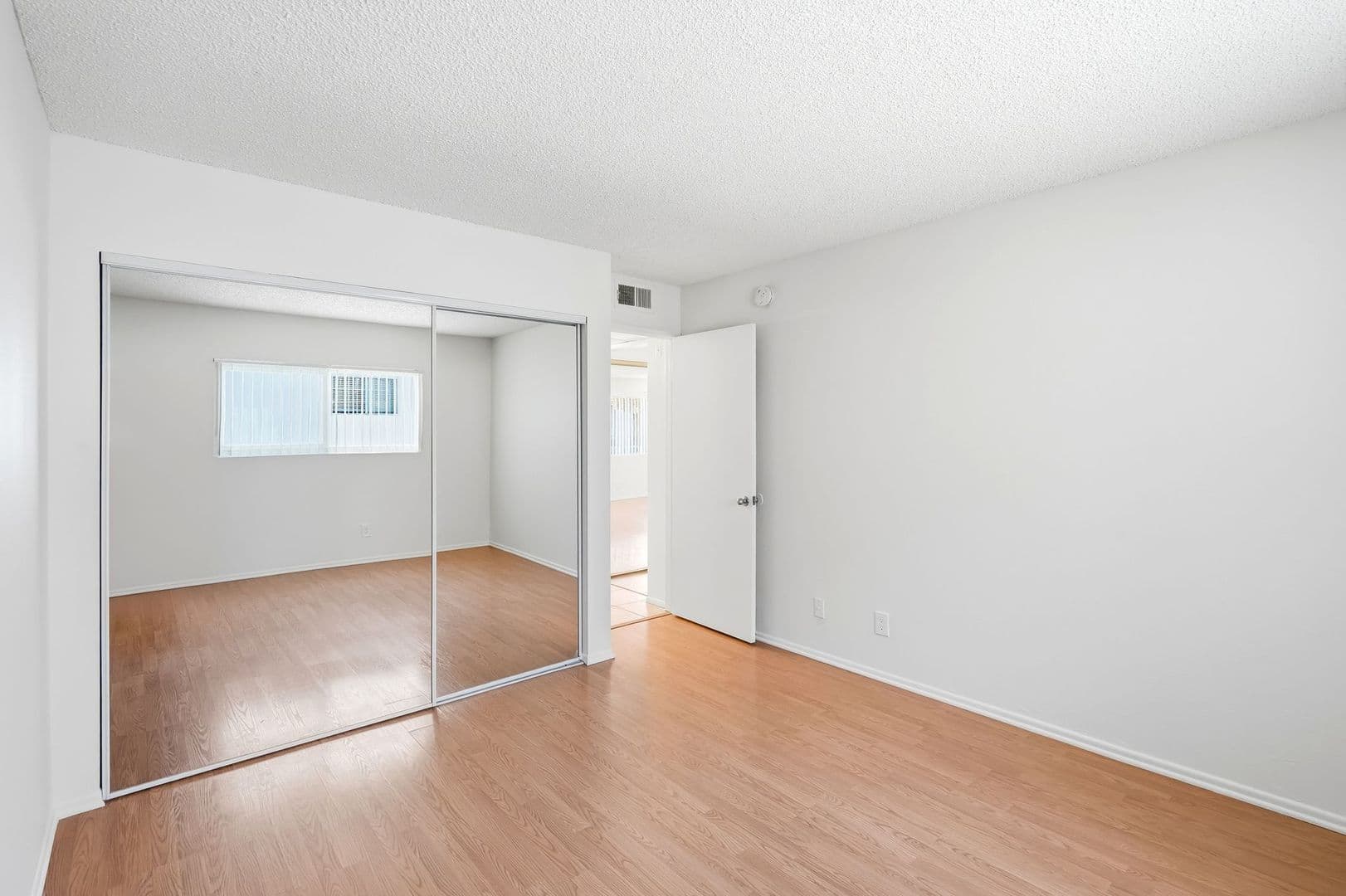 North Hollywood Apartment: 10845 Camarillo Street