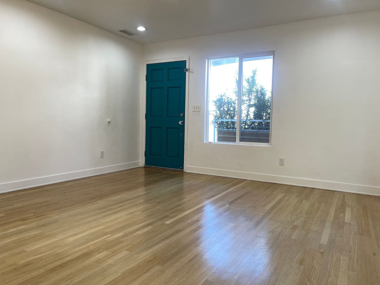 Los Angeles Apartment: 477-479 Nassau Avenue
