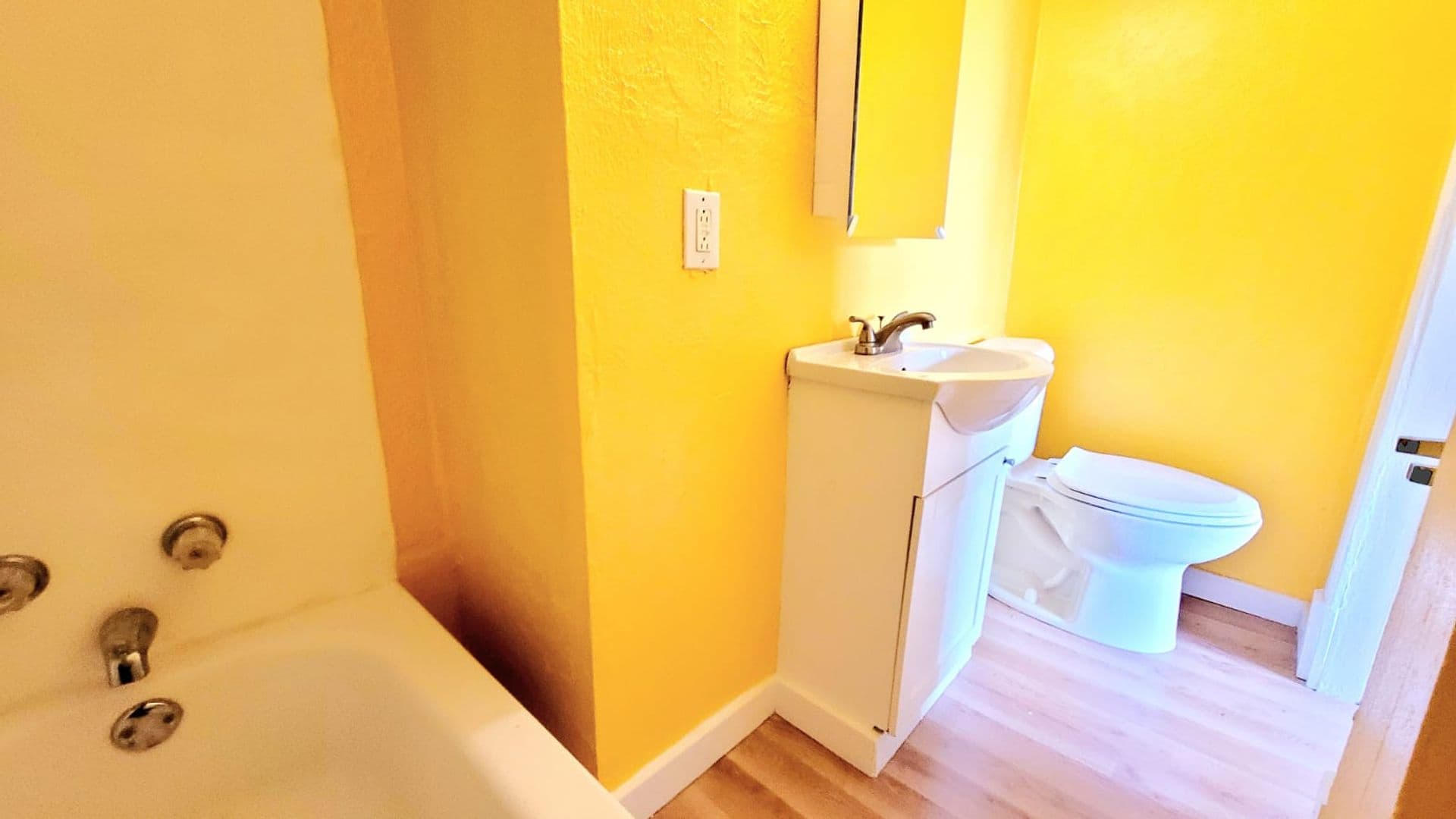 South Bend Apartment: 1918 Lincoln Way W