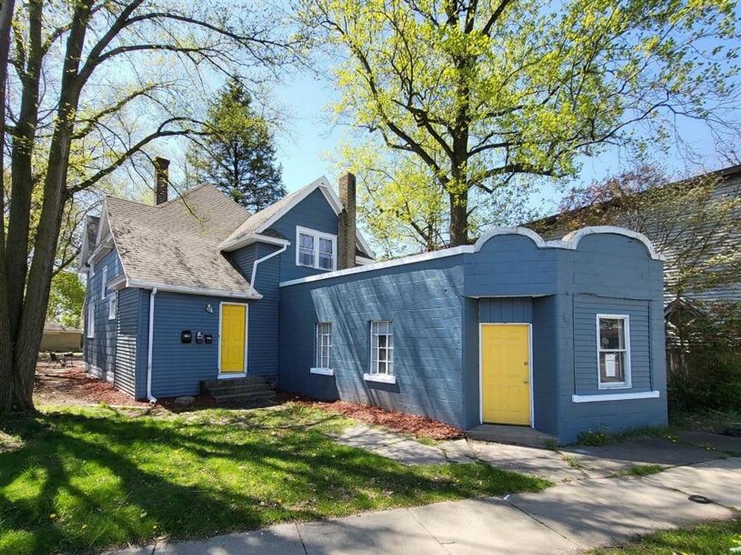 South Bend Apartment: 1918 Lincoln Way W
