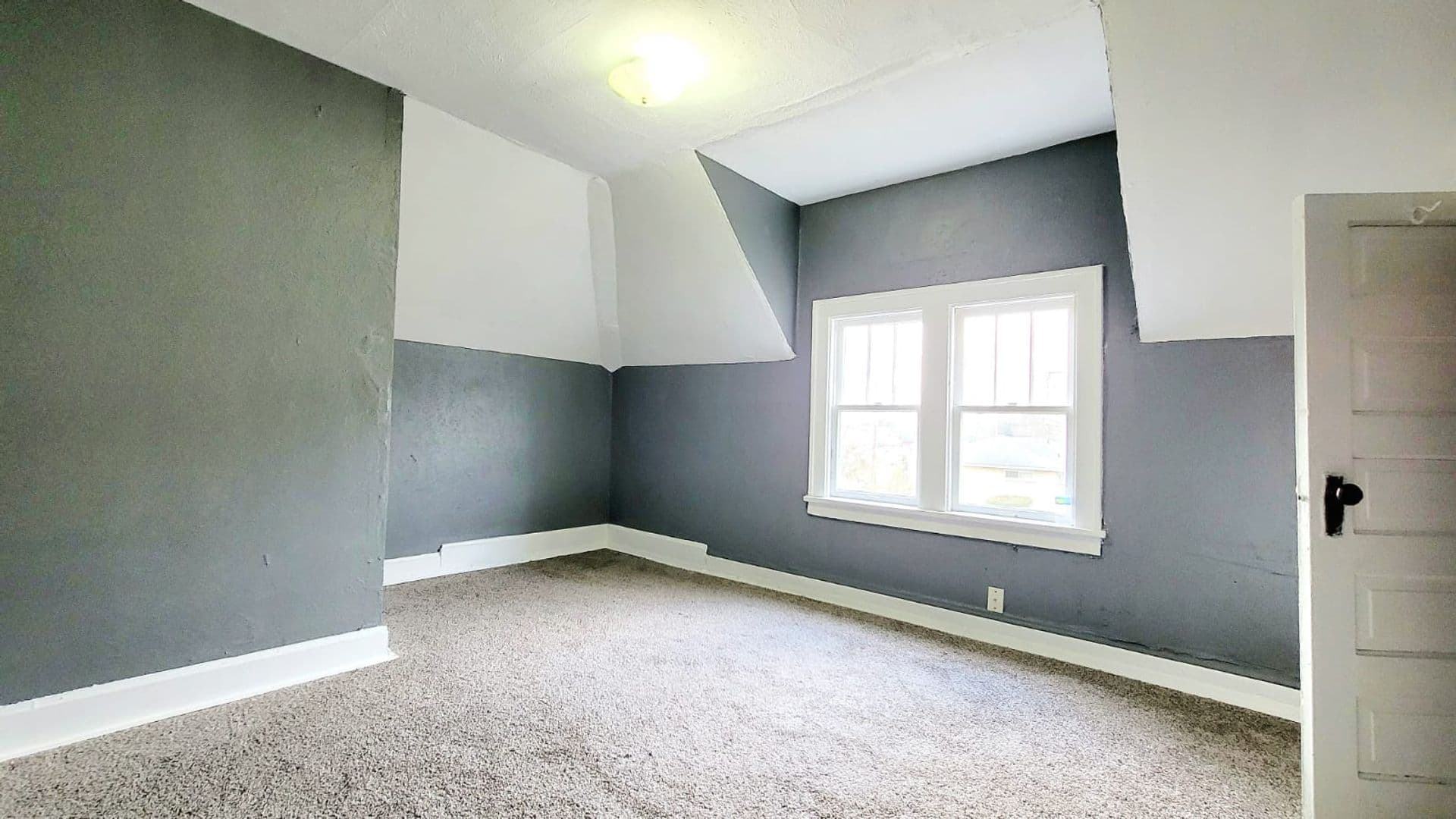 South Bend Apartment: 1918 Lincoln Way W