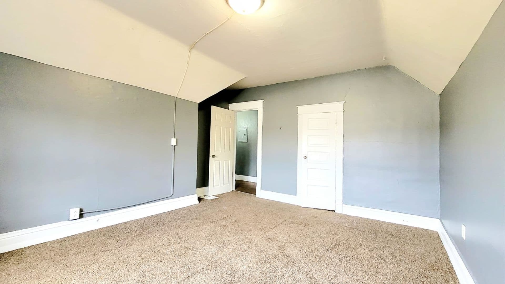 South Bend Apartment: 1918 Lincoln Way W