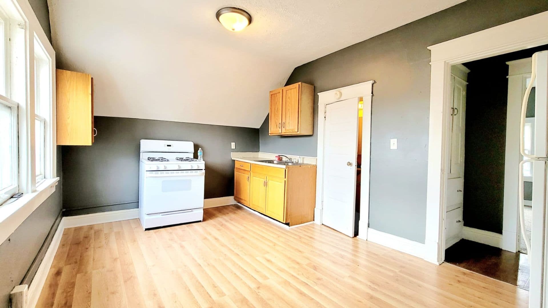 South Bend Apartment: 1918 Lincoln Way W