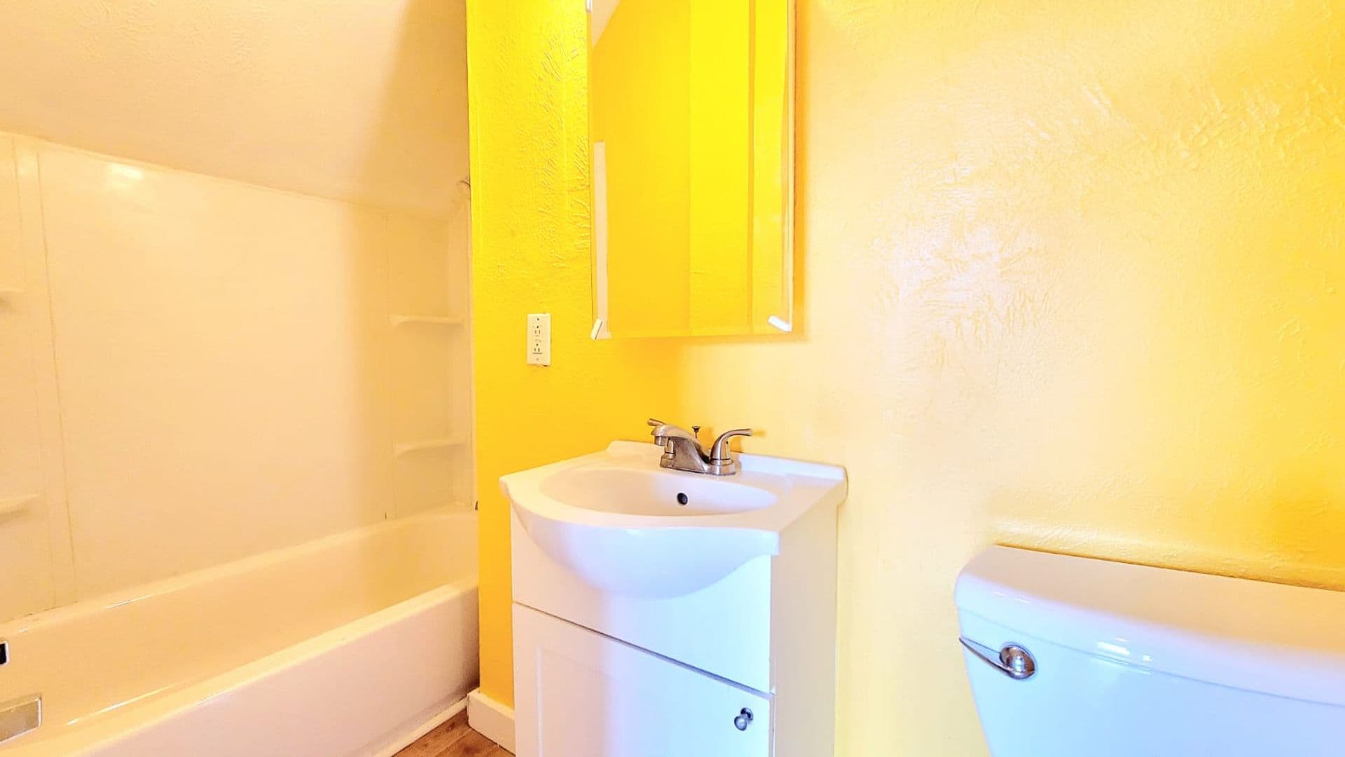 South Bend Apartment: 1918 Lincoln Way W
