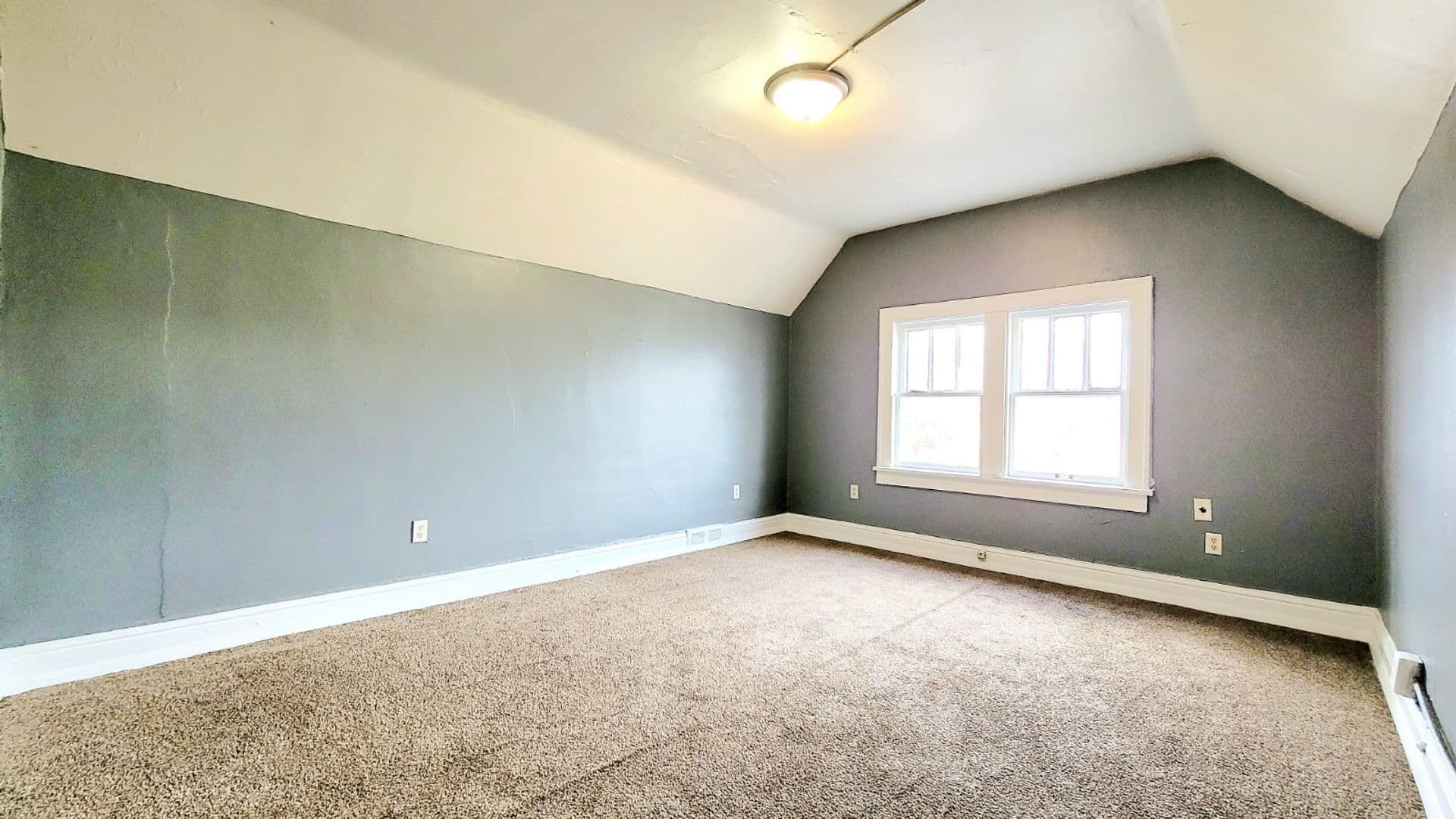 South Bend Apartment: 1918 Lincoln Way W