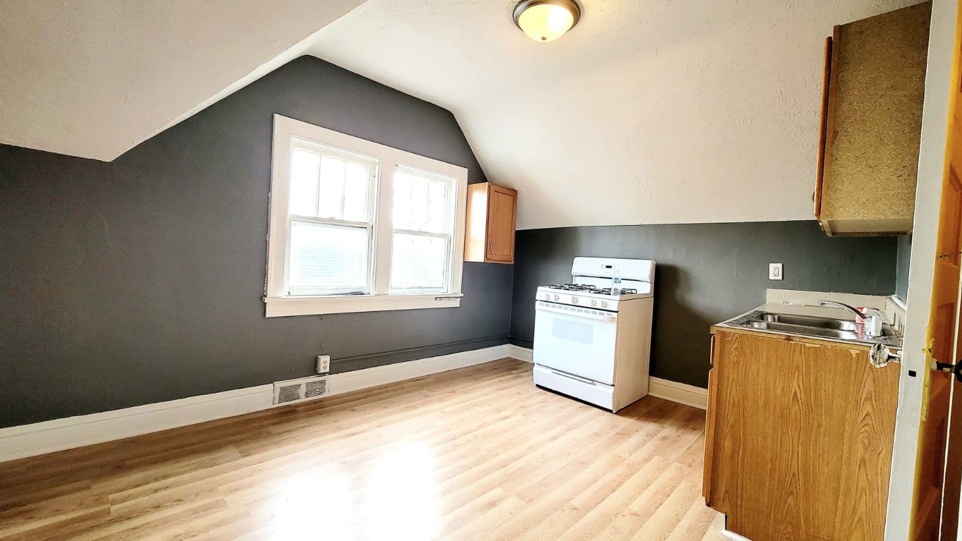 South Bend Apartment: 1918 Lincoln Way W