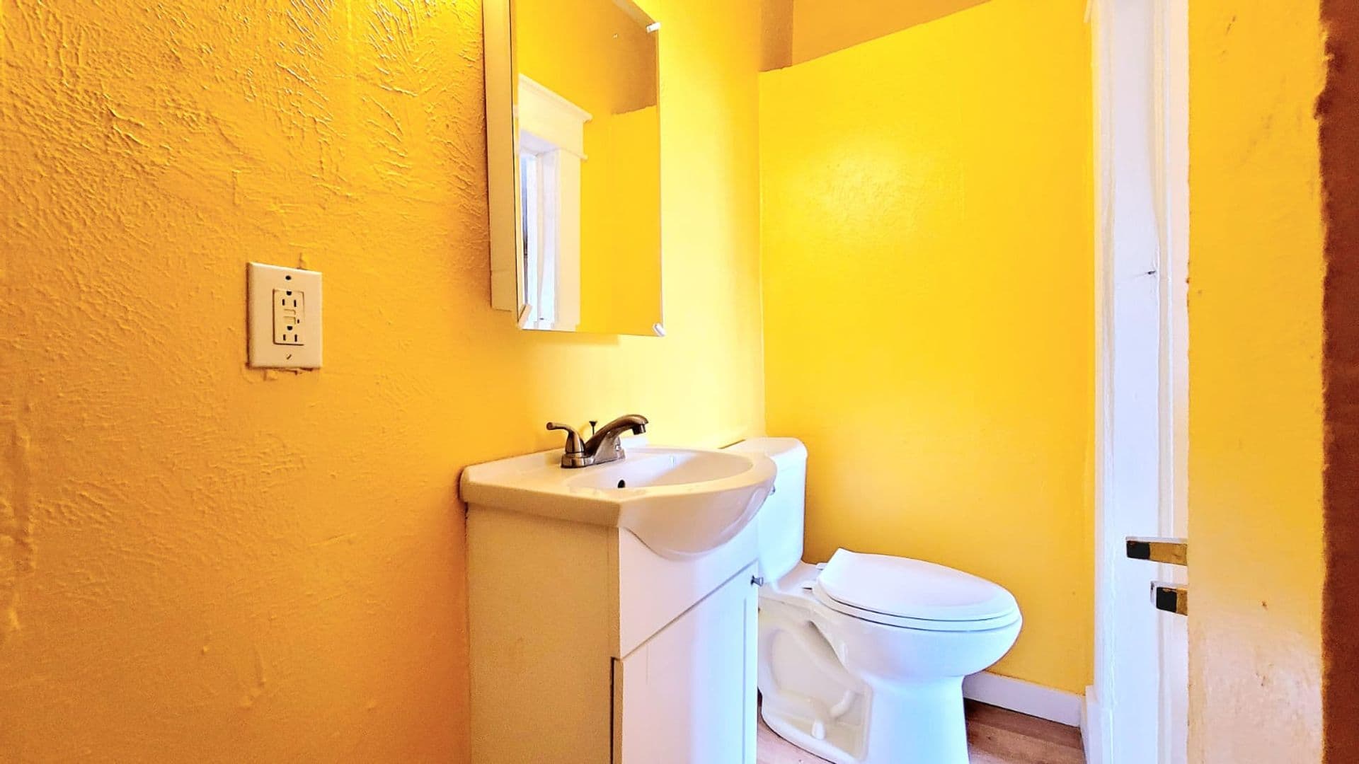 South Bend Apartment: 1918 Lincoln Way W
