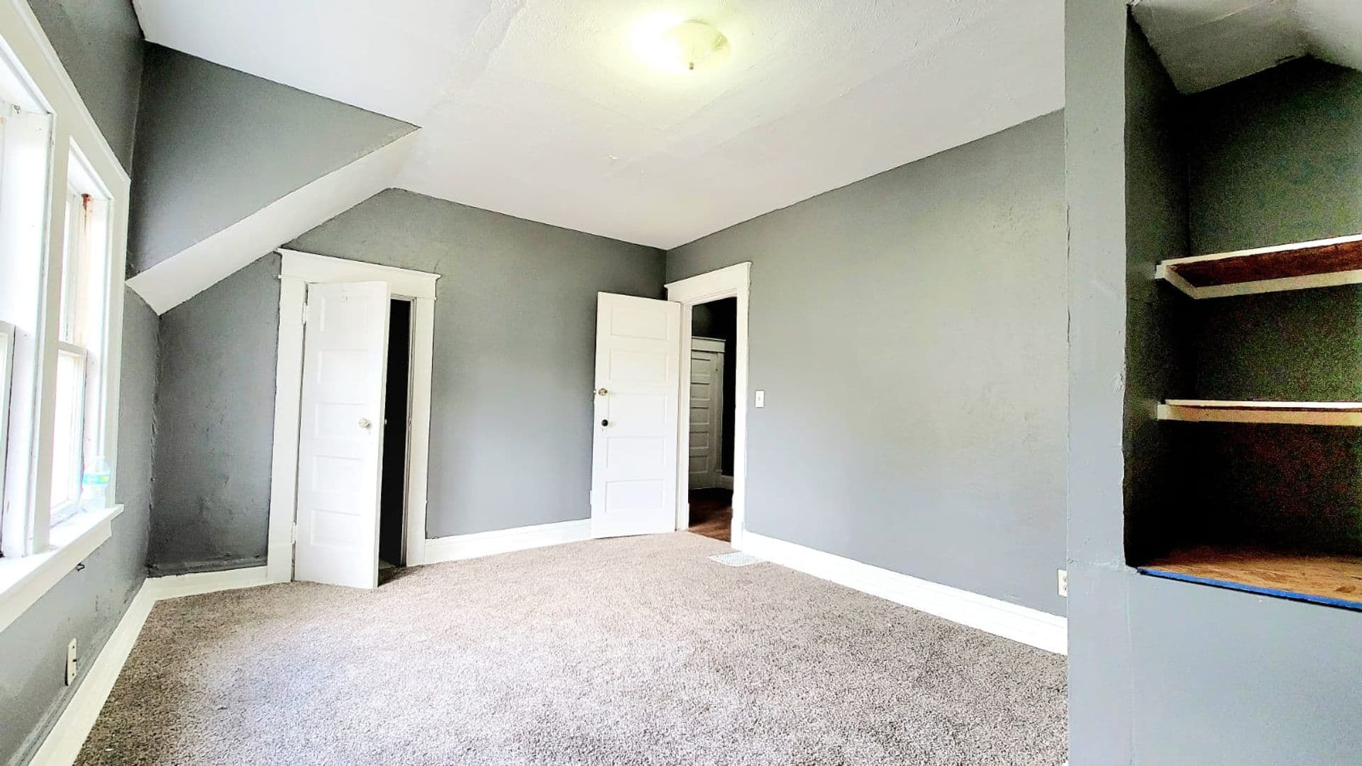 South Bend Apartment: 1918 Lincoln Way W
