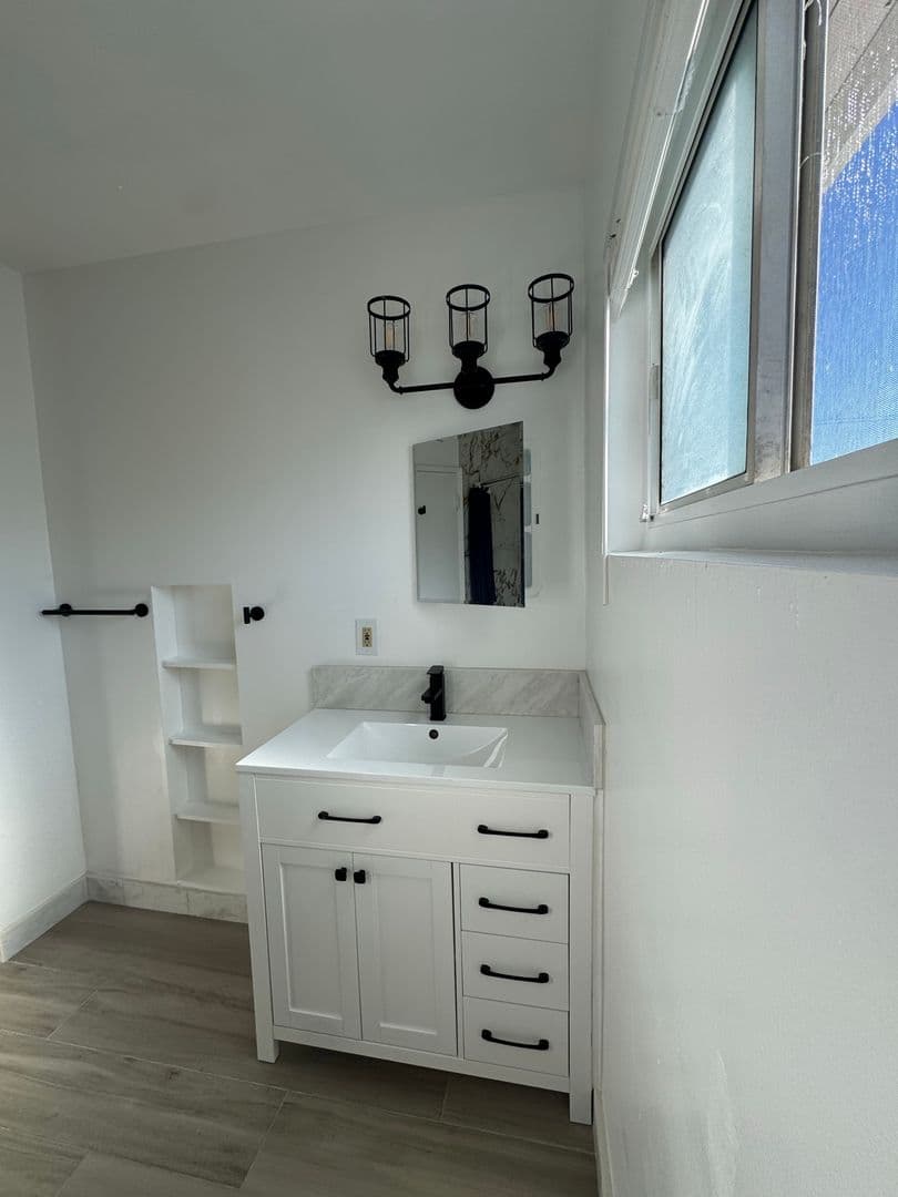 Fullerton Apartment: 1316 W Valencia Drive