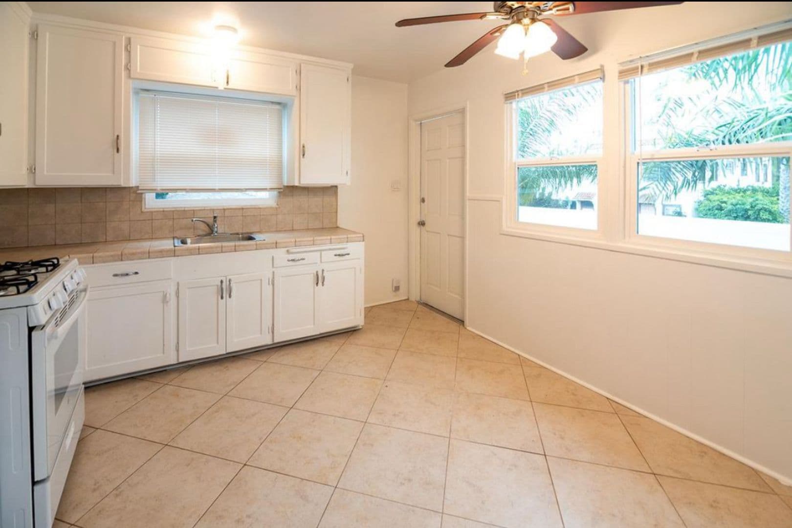 San Diego Apartment: 2168 Bacon St