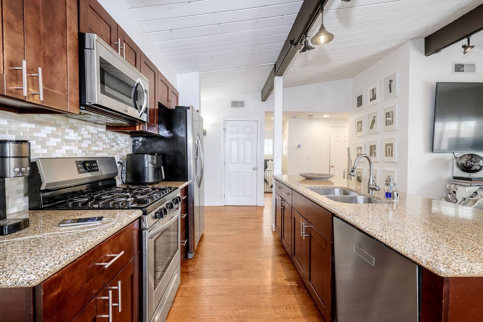 San Diego House: 5520 Baja Dr