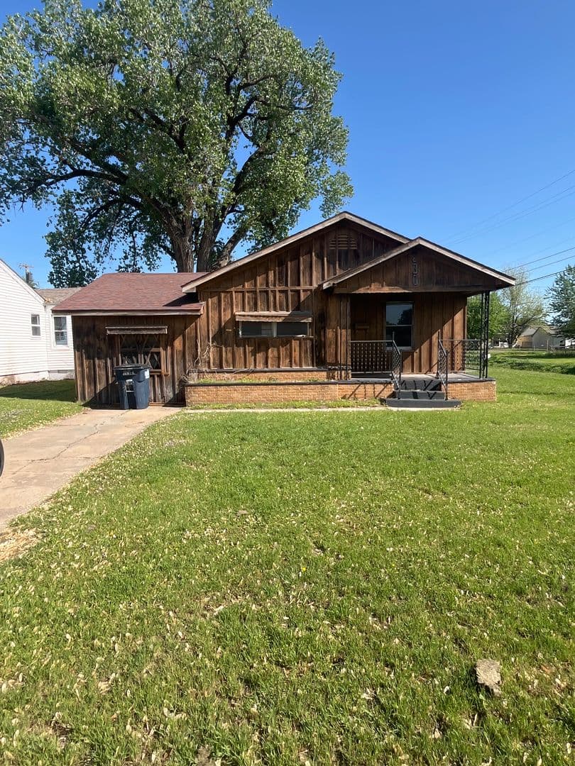 Enid House: 230 E Hickory