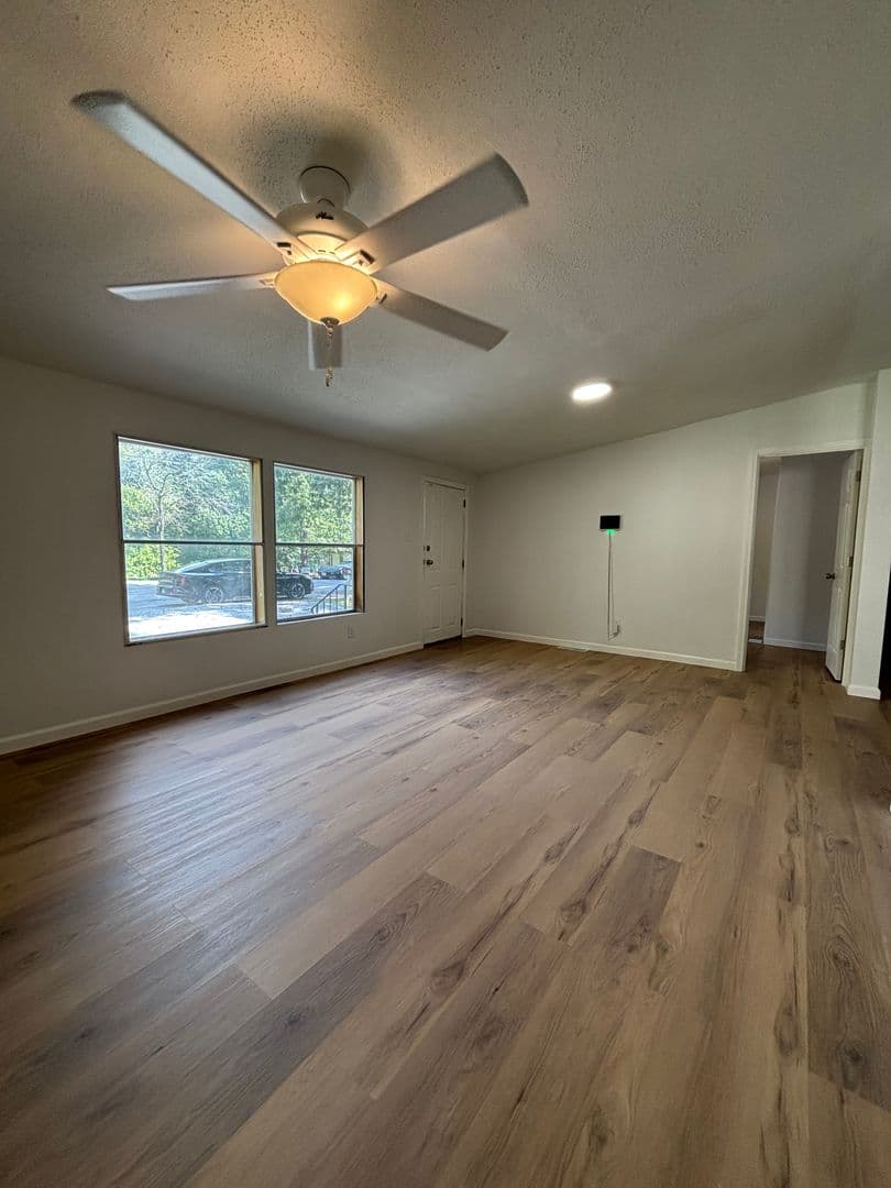 Belleville House: 305 Cascade Drive