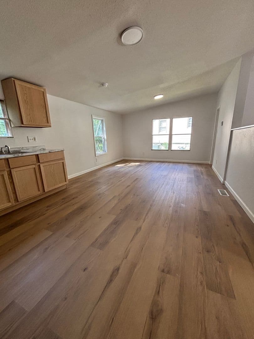 Belleville House: 305 Cascade Drive
