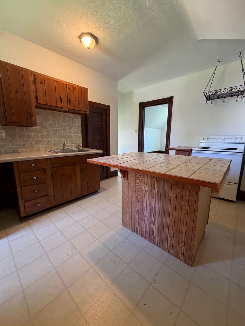 Belleville Apartment: 1305 North Church Street