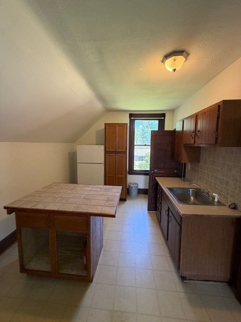 Belleville Apartment: 1305 North Church Street