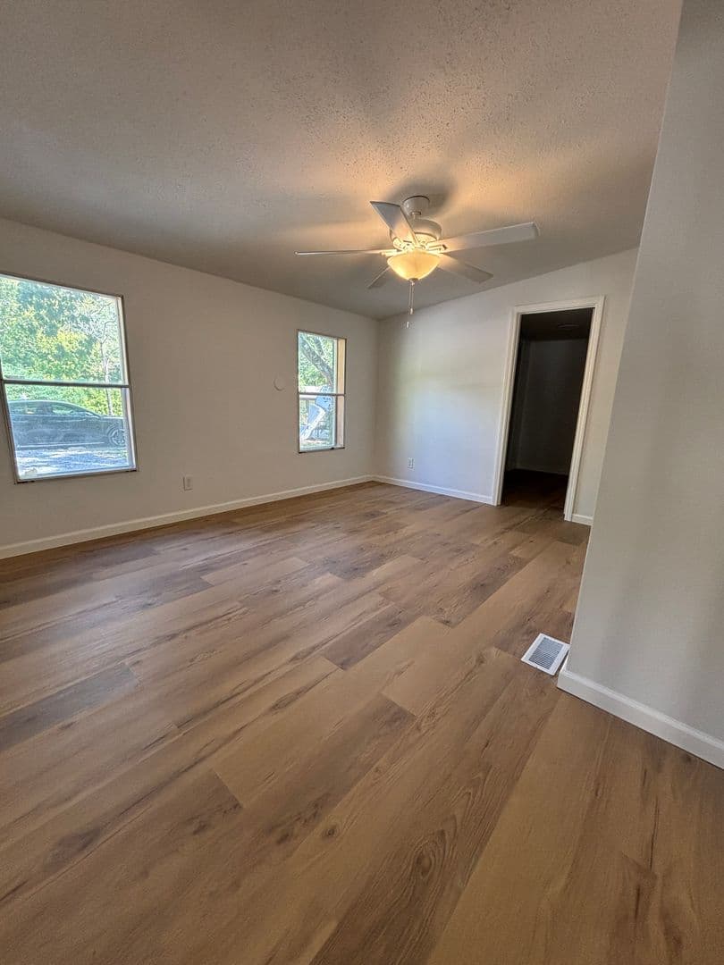 Belleville House: 305 Cascade Drive