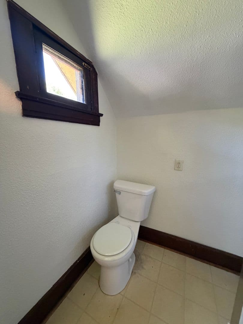 Belleville Apartment: 1305 North Church Street