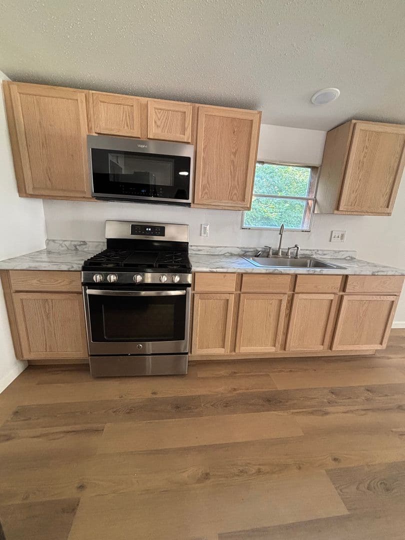 Belleville House: 305 Cascade Drive