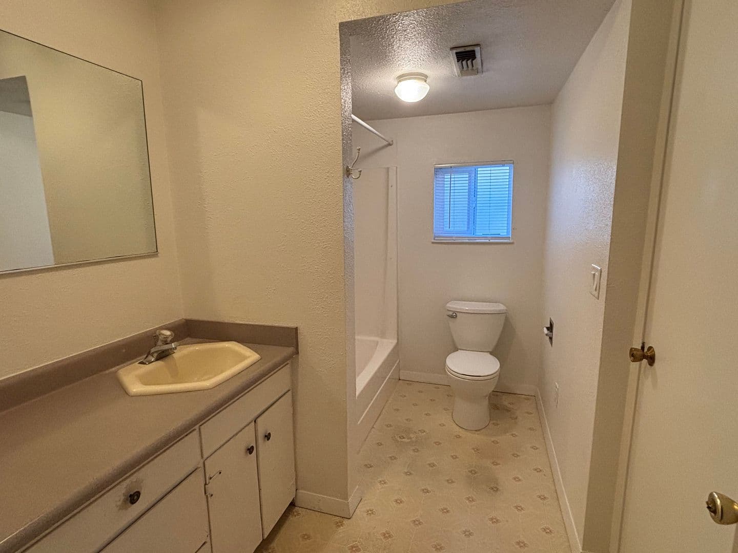 Chico Apartment: 1144/1136 W 6th St